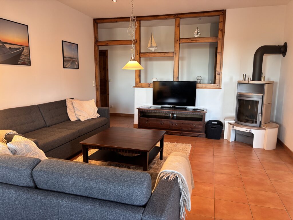 11 wohnbereich+fernseher+kamin