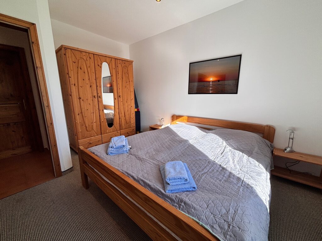 23 schlafzimmer2+doppelbett+schrank+tür